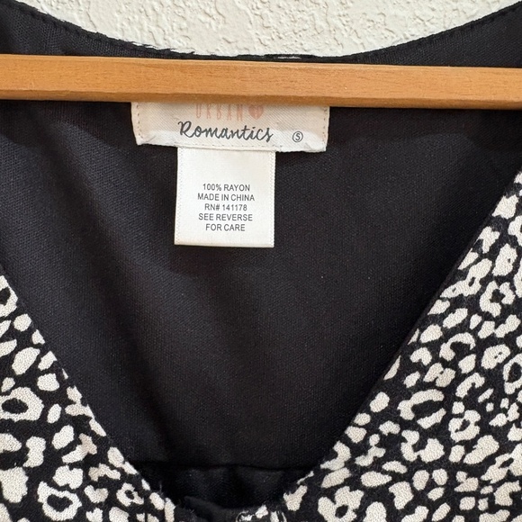 ⚡️5/$25 bundle sale⚡️ Urban Romantics Black White Animal Print Puff Sleeve crop - Picture 2 of 5